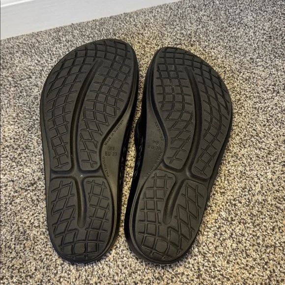 OOFOS OOlala recovery sandal black patent, 8 - Picture 7 of 10